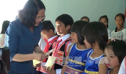 La ​vice-​présidente ​offre des cadeaux aux enfants en difficulté à Gia Lai