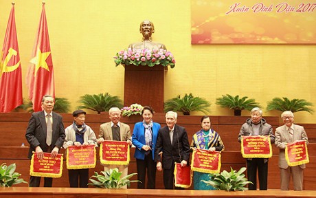 Nguyen Thi Kim Ngan rencontre d’anciens députés permanents 