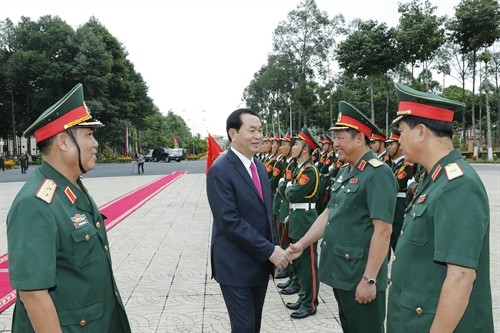 Le président Tran Dai Quang présente ses voeux à la 9ème zone militaire
