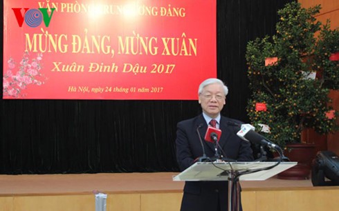 Nguyen Phu Trong présente ses vœux au bureau du Comité central du Parti