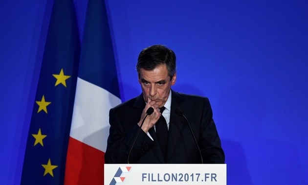 Présidentielle 2017 : Hamon s'envole et Fillon plonge, selon un sondage