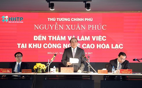 Nguyen Xuan Phuc se rend dans la zone de hautes technologies de Hoa Lac