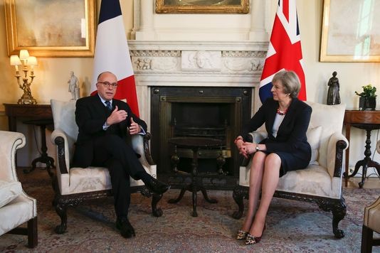 A Londres, Bernard Cazeneuve tente d’apaiser le débat sur le Brexit