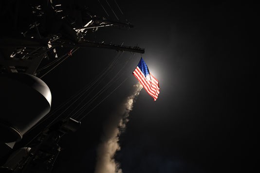 Frappes en Syrie: la Russie dénonce, les alliés de Washington applaudissent