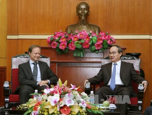 Nguyên Thiên Nhân reçoit chef de la délégation de la CE au Vietnam