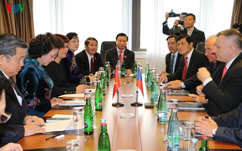 Nguyen Thi Kim Ngan rencontre les dirigeants de certaines associations tchèques