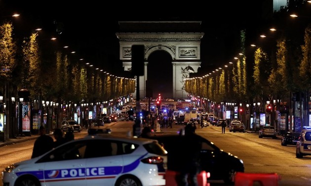Tirs sur les Champs-Elysées: un policier tué, deux autres blessés, l'assaillant mort 