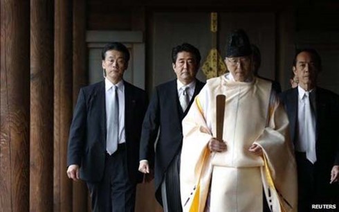 Shinzo Abe adresse une offrande rituelle au sanctuaire de Yasukuni