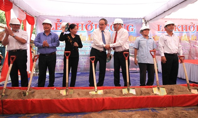 Construction d’un pont célébrant le 25ème anniversaire de la création de Tra Vinh