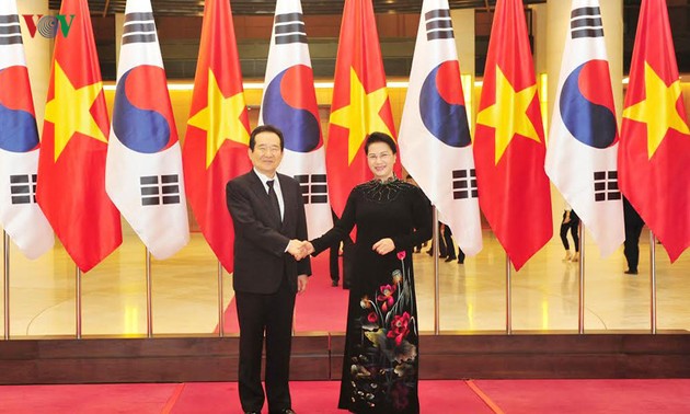 Entretien entre les présidents de l’AN Vietnamienne et sud-coréenne