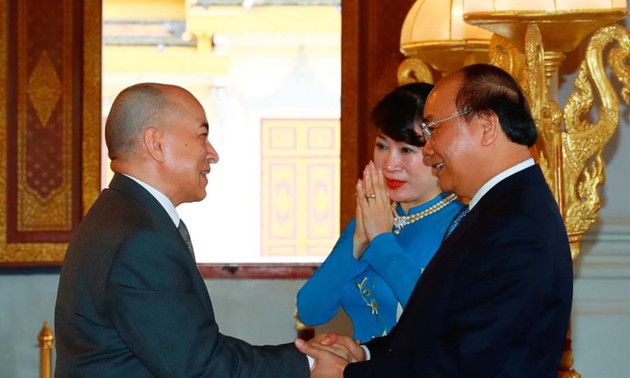 Nguyên Xuân Phuc rend visite aux présidents du sénat et de l’AN du Cambodge