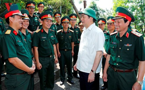 Le président Tran Dai Quang rend visite aux forces armées de Nghe An