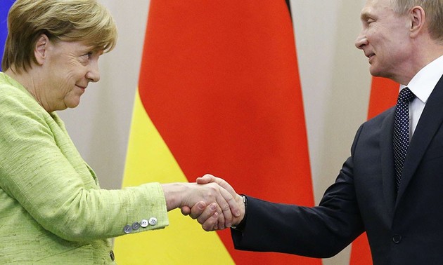 Angela Merkel et Vladimir Poutine à Sotchi pour briser la glace 