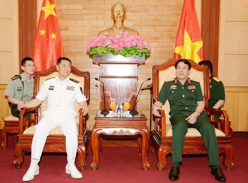 Renforcer la coopération entre les marines vietnamiennes et chinoises