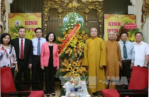 Truong Thi Mai rend visite à l’Eglise bouddhique du Vietnam