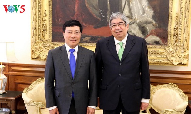 Pham Binh Minh reçu par le président de l’Assemblée de la République du Portugal