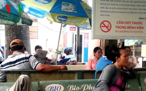 Le Vietnam applique avec rigueur la loi contre les effets néfastes du tabac