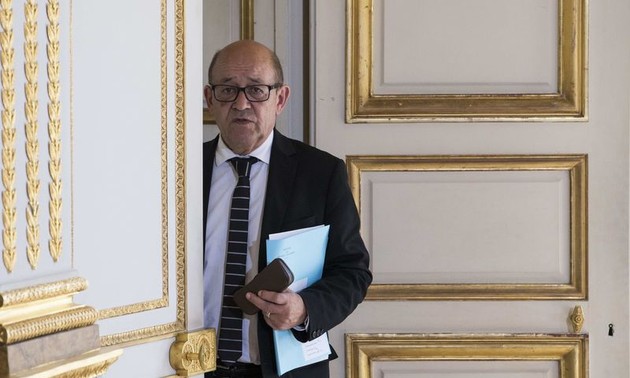 La France appelle au dialogue après la mise au ban du Qatar