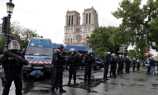 Policier agressé à Notre-Dame: l'agresseur revendique être "un soldat du califat"