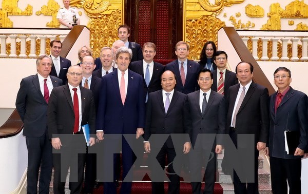 Nguyên Xuân Phuc reçoit l’ancien secrétaire d’Etat américain John Kerry