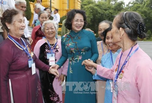 Une délégation de personnes méritantes reçue par la vice-présidente vietnamienne
