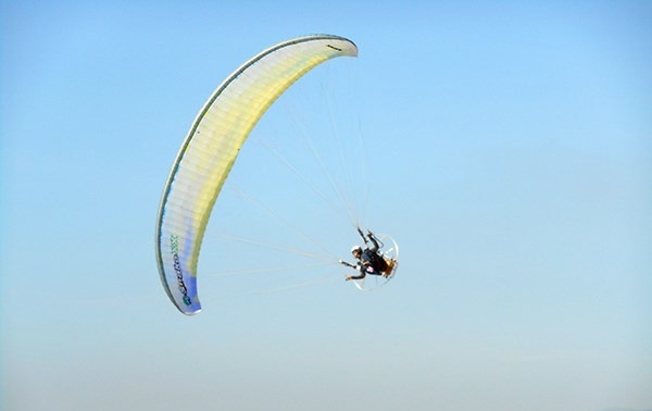 100 parachutistes au tournoi de parapente de Danang 