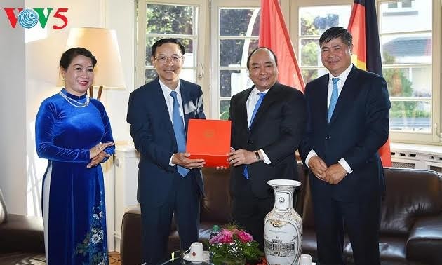 Nguyen Xuan Phuc se rend au consulat général du Vietnam à Francfort