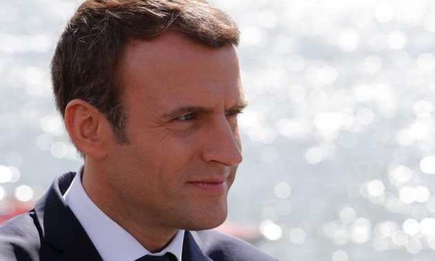 Chute d'Emmanuel Macron dans les sondages d'une ampleur quasi-inédite