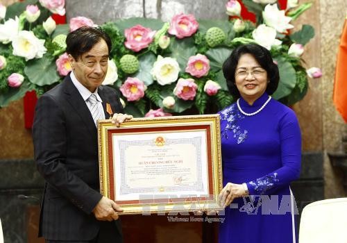 Le professeur Odon Vallet décoré de l’Ordre de l’Amitié de l’Etat vietnamien