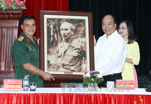 Nguyen Xuan Phuc rend visite à des invalides de guerre
