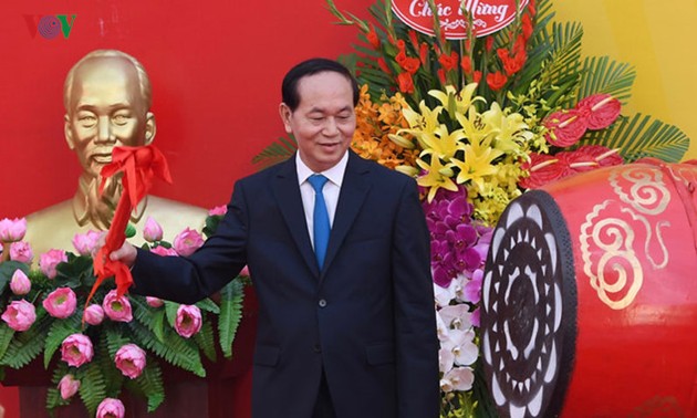  Le président Tran Dai Quang assiste à la rentrée scolaire au collège Trung Vuong