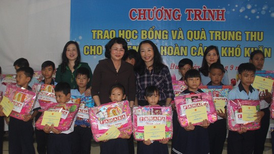 Dang Thi Ngoc Thinh remet des cadeaux de la mi-automne à Hue