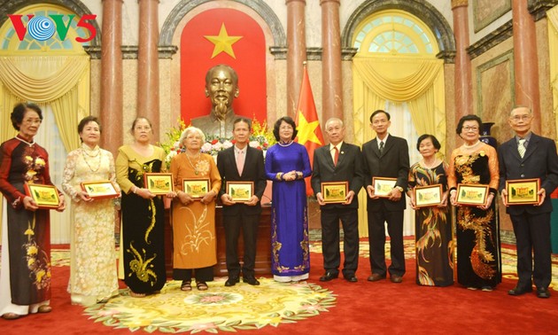Dang Thi Ngoc Thinh reçoit la délégation des Vietkieu en Thailande