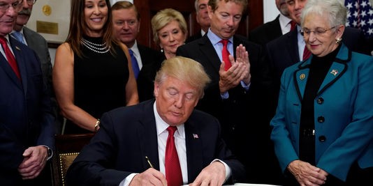 Donald Trump signe un décret pour contourner l’Obamacare