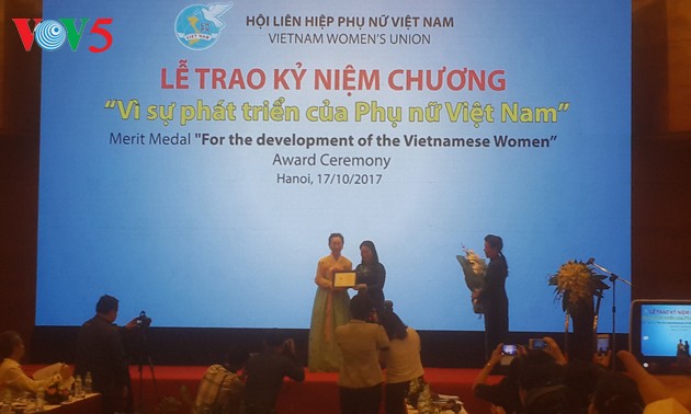 Médaille « Pour le développement des femmes vietnamiennes » à Han Mi Young