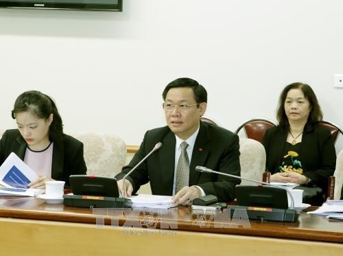 Le vice Premier-ministre Vuong Dinh Hue travaille avec des experts de l’OIT 