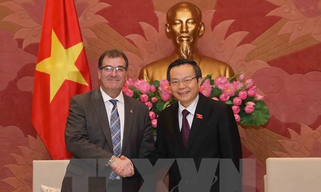 Phung Quoc Hien reçoit une délégation de la Chambre des représentants du Canada 