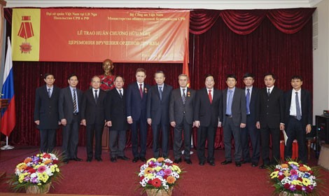Le Vietnam remet l’Ordre de l’Amitié aux dirigeants du service de sécurité russe