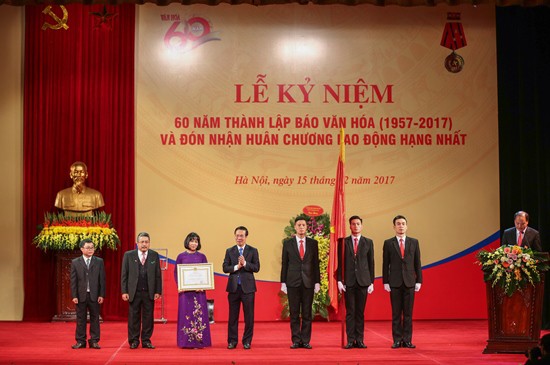 Le journal Van Hoa reçoit l’Ordre du Travail