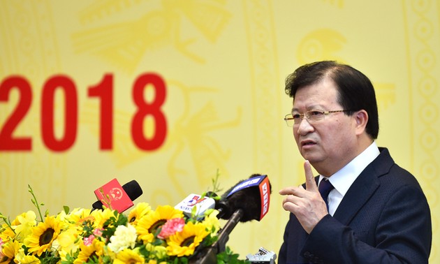 Le vice-Premier ministre Trinh Dinh Dung assiste à une conférence de l’EVN