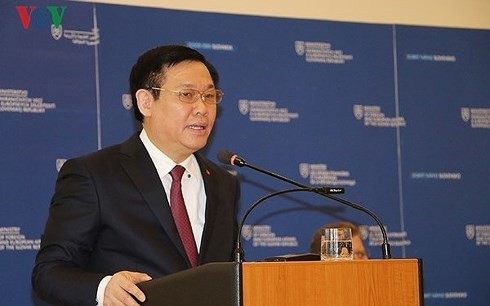 Le vice-Premier ministre Vuong Dinh Hue travaille avec la caisse de sécurité sociale