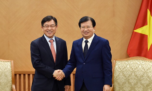 Trinh Dinh Dung reçoit le directeur général de Samsung Vietnam