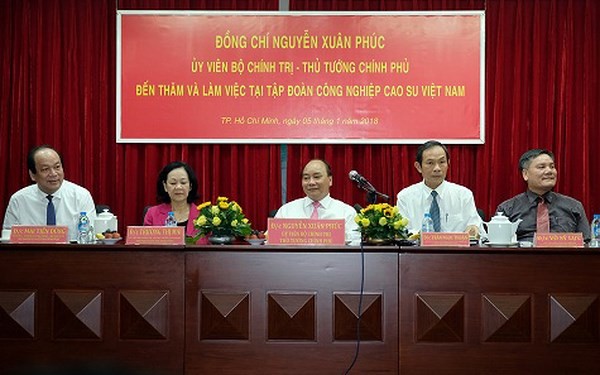 Le Premier ministre travaille avec le groupe de caoutchouc du Vietnam