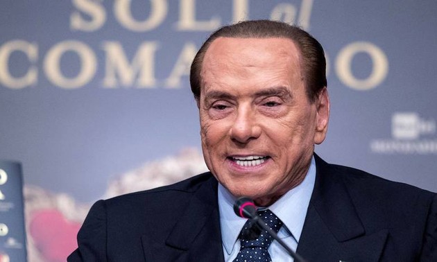 Italie: Silvio Berlusconi se prend les pieds dans le Jobs Act