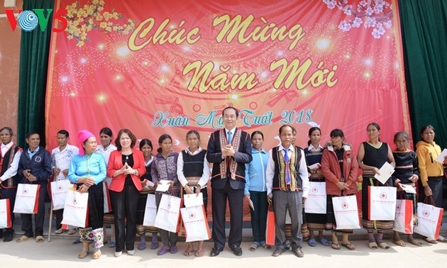 Le président Tran Dai Quang présente ses vœux du Nouvel an à Kon Tum