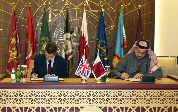 Inquiétude et diplomatie poussent le Qatar à acheter plus d'armes