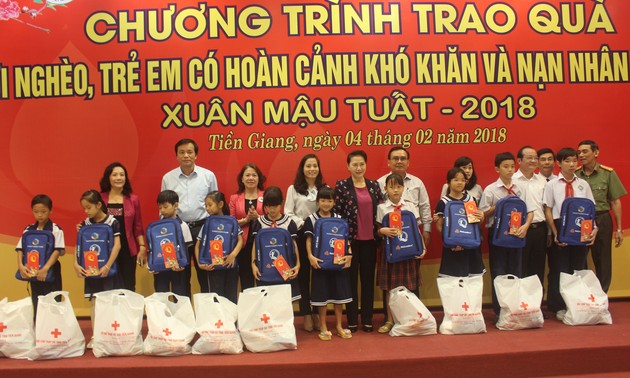 Nguyen Thi Kim Ngan remet des cadeaux aux personnes démunies de Tien Giang