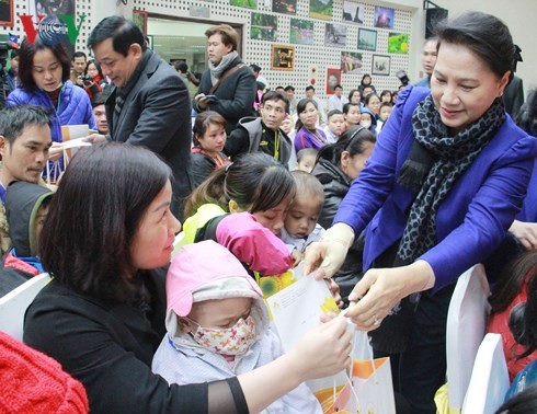 Nguyen Thi Kim Ngan offre des cadeaux aux enfants atteints de cancer