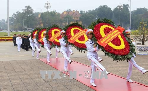 Des dirigeants vietnamiens rendent hommage au président Ho Chi Minh