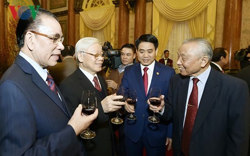 Nguyen Phu Trong rencontre des anciens dirigeants, des soldats et des compatriotes 